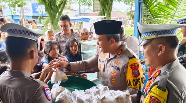 Juma'at Berkah, Kapolres Nias Berbagi Kasih Dalam Upaya Kepedulian Kepada Masyarakat Kota Gunungsitoli