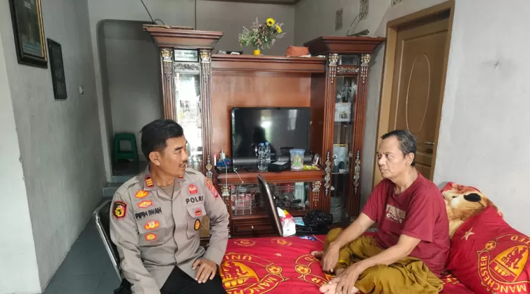 Kapolsek Cimarga Polres Lebak Jenguk Anggotanya Yang Sakit