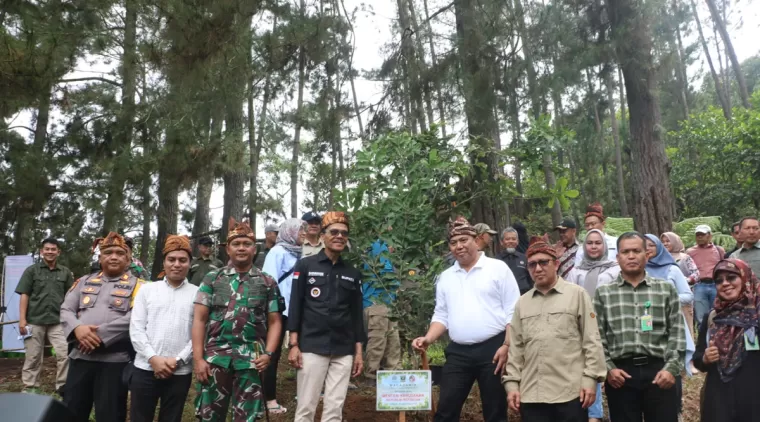 Menteri Kehutanan diwakili Plt. Sekjen Kemenhut Dr. Ir. Mahfudz, M.P saat berkunjungan ke kawasan Ekowisata Kapalo Banda, Nagari Taram, kabupaten Limapuluh Kota, Sabtu 25 Januari 2025.