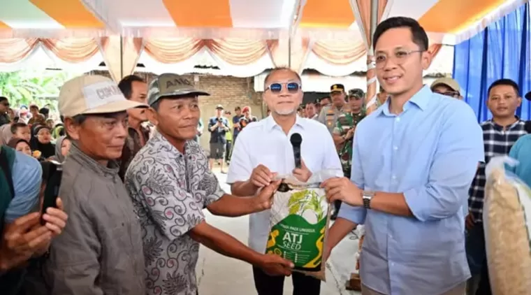 Menko Bidang Pangan RI Salurkan Bantuan Bibit Pertanian dan Bahan Pangan Untuk Korban Banjir di Lampung Selatan