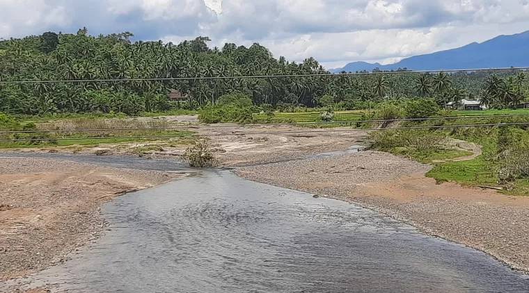 Aliran Batang Kamumuan dengan Latar Kawasan Pertanian Masyarakat di Nagari Koto Tinggi Kuranji Hilir Sungai Limau. (Trisnaldi).