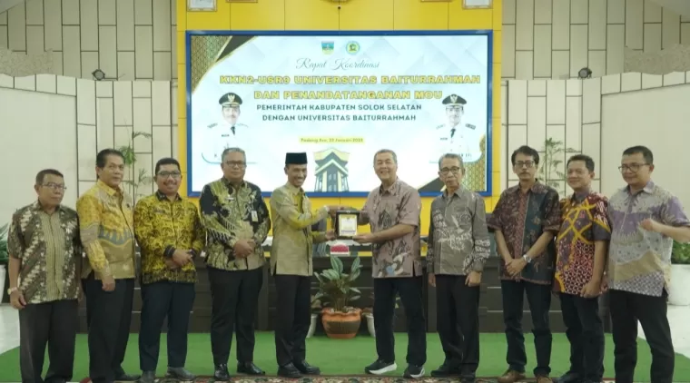 Pihak Pemkab Solsel dan Universitas Baiturrahmah foto bersama usai penandatanganan kerjasama