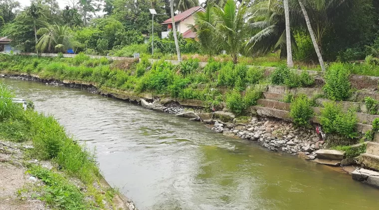 Kondisi kerusakan batu beronjong penahan tebing aliran sungai dekat jembatan Pauh Kota Pariaman saat ini.(Trisnaldi).