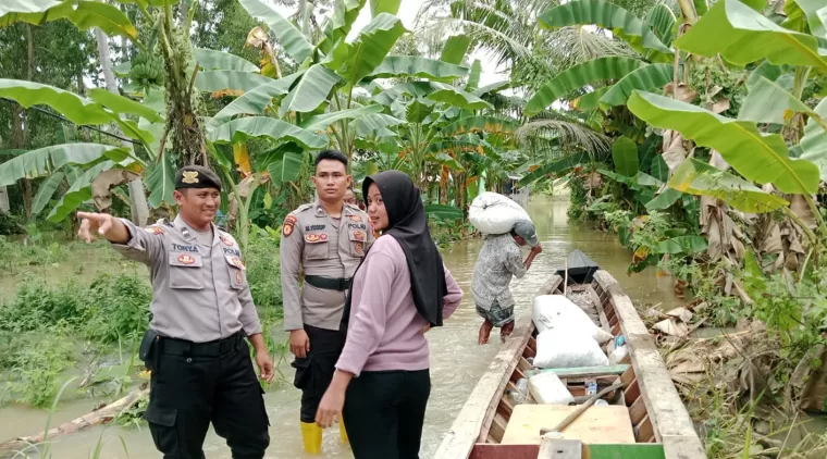 Personel Sat Samapta Polres Lampung Selatan Evakuasi Barang Warga di Tengah Banjir