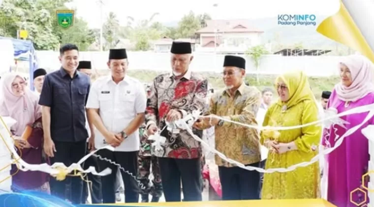 PJ Walikota Padang Panjang Bersama Gubernur Mahyeldi Resmikan Masjid Al-Alif Raudhatul Jannah di SMAN 1 Sumbar