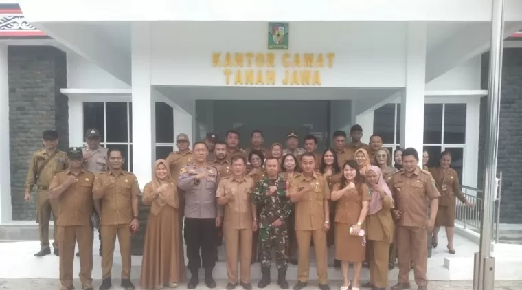 Polsek Tanah Jawa Hadiri Apel Perdana di Kantor Camat Baru, Perkuat Sinergitas TNI-Polri dan Pemda