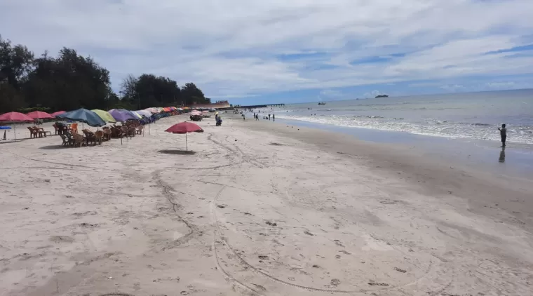 Objek wisata pantai gandoriah Kota Pariaman.(Trisnaldi).