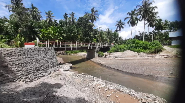 Jembatan Surau Anjuang Kalampaian, Nagari Koto Tinggi Kuranji Hilir, Kec. Sungai Limau Padang Pariaman yang membutuhkan rehab.(Trisnaldi).