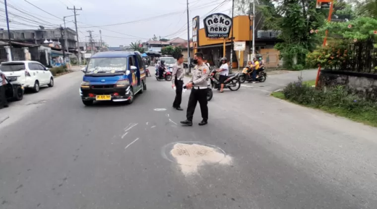 Sat Lantas Polres Pematangsiantar Olah TKP  Kejadian Laka Lantas di Jalan Melanthon Siregar Siantar