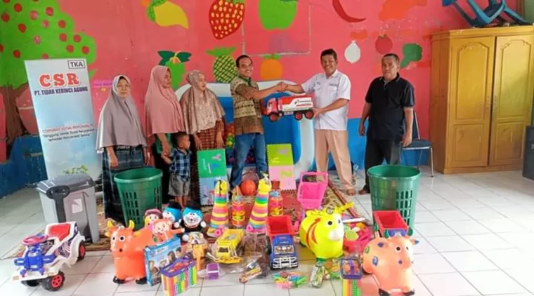 Taman Kanak-Kanak Harapan Terima Bantuan Peralatan Playground dari PT. TKA