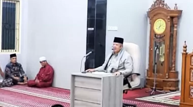 Wako Solok Zul Elfian Umar memberi Tausyiah dihadapan jemaah Masjid Al Ikhlas Dadok Tunggul Hitam, Padang.