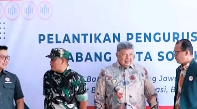 Wako Zul Elfian Umar (2 kanan) menghadiri pelantikan Pengurus IDI Cabang Kota Solok Periode 2024-2027