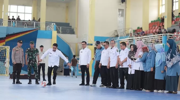 Wawako Ramadhani, melakukan tendangan pertama, saat membuka Turnamen Futsal SMANTI CUP IV Tahun 2025