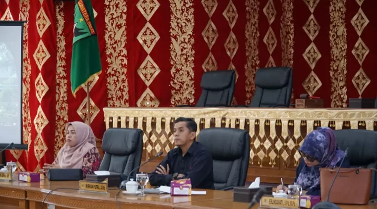 Ketua DPRD kota Payakumbuh Wirman Putra didampingi wakil ketua Hurisna Jamhur dan Erlindawati di ruang sidang DPRD setempat, Senin 6 Januari 2025.