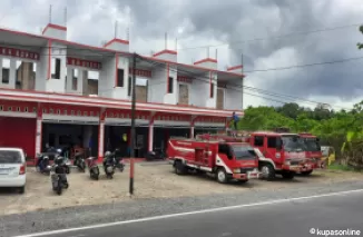 Kondisi mobil damkar yang parkir di halaman posko baru di bypass pariaman.(Trisnaldi).