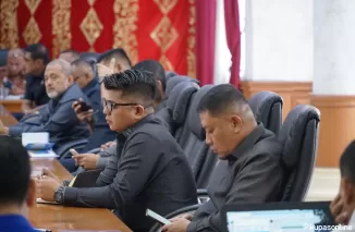 Anggota DPRD kota Payakumbuh serius dalam rapat kerja bersama Pj. Walikota Payakumbuh dan OPD, di ruang sidang DPRD setempat, Senin 6 Januari 2025.