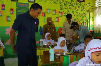 Wirman Putra saat monitoring launching program Makan Bergizi Gratis (MBG) di sejumlah sekolah di kota Payakumbuh, bersama Pj. Walikota Payakumbuh Suprayitno, Senin 13 Januari 2025.