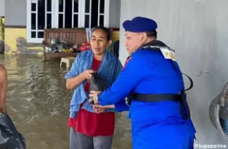 Gabungan Polairud Polda Lampung dan Polres Lampung Selatan Evakuasi Warga Terdampak Banjir