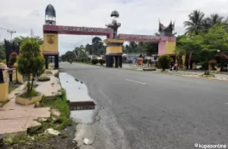 Gerbang Kota Pariaman di Utara wilayah kota yang butuh polesan agar lebih tacelak.(Trisnaldi).