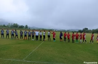 Pemain Pemprov Sumbar dipimpin Gubernur Mahyeldi (kanan) bersalaman dengan wasit dan pemain Pemko Solok (kiri) dipimpin Wako Zul Elfian Umar sebelum kick off babak pertama.