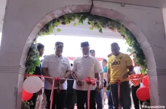 Gubernur Sumbar Mahyeldi Ansharullah menggunting pita, meresmikan Stadion H. Marah Adin Kota Solok, didampingi Wako Zul Elfian Umar (kiri) dan Wagub Audy Jonialdy (kanan).