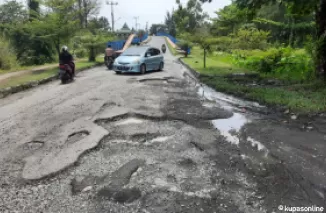 Kondisi kerusakan jalan di Pauh, dekat jembatan Muaro Batang Piaman Kota Pariaman yang semakin bertambah parah.(Trisnaldi).