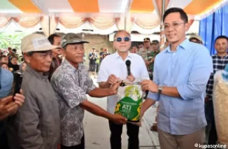 Menko Bidang Pangan RI Salurkan Bantuan Bibit Pertanian dan Bahan Pangan Untuk Korban Banjir di Lampung Selatan