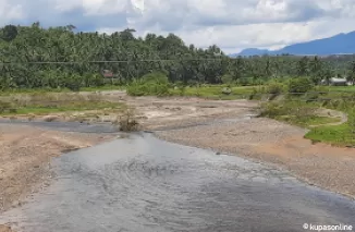 Aliran Batang Kamumuan dengan Latar Kawasan Pertanian Masyarakat di Nagari Koto Tinggi Kuranji Hilir Sungai Limau. (Trisnaldi).