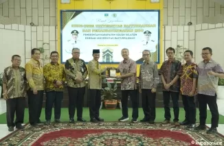 Pihak Pemkab Solsel dan Universitas Baiturrahmah foto bersama usai penandatanganan kerjasama