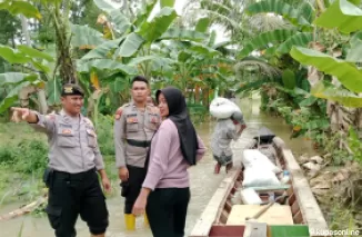 Personel Sat Samapta Polres Lampung Selatan Evakuasi Barang Warga di Tengah Banjir