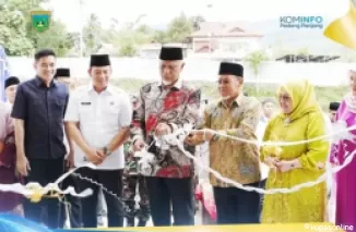 PJ Walikota Padang Panjang Bersama Gubernur Mahyeldi Resmikan Masjid Al-Alif Raudhatul Jannah di SMAN 1 Sumbar