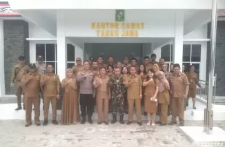 Polsek Tanah Jawa Hadiri Apel Perdana di Kantor Camat Baru, Perkuat Sinergitas TNI-Polri dan Pemda