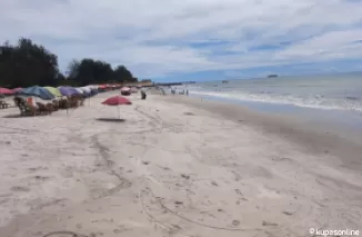 Objek wisata pantai gandoriah Kota Pariaman.(Trisnaldi).