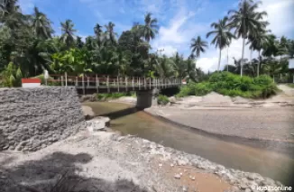 Jembatan Surau Anjuang Kalampaian, Nagari Koto Tinggi Kuranji Hilir, Kec. Sungai Limau Padang Pariaman yang membutuhkan rehab.(Trisnaldi).