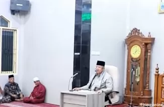 Wako Solok Zul Elfian Umar memberi Tausyiah dihadapan jemaah Masjid Al Ikhlas Dadok Tunggul Hitam, Padang.