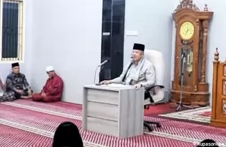 Wako Solok Zul Elfian Umar memberi Tausyiah dihadapan jemaah Masjid Al Ikhlas Dadok Tunggul Hitam, Padang.