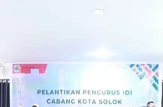 Wako Zul Elfian Umar (2 kanan) menghadiri pelantikan Pengurus IDI Cabang Kota Solok Periode 2024-2027