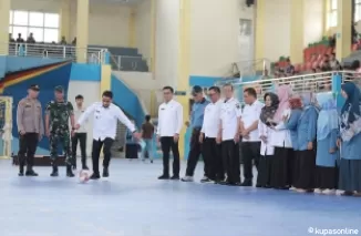 Wawako Ramadhani, melakukan tendangan pertama, saat membuka Turnamen Futsal SMANTI CUP IV Tahun 2025