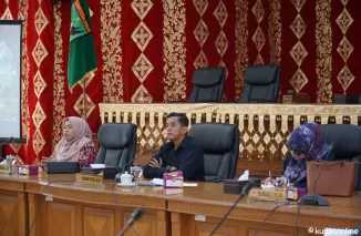 Ketua DPRD kota Payakumbuh Wirman Putra didampingi wakil ketua Hurisna Jamhur dan Erlindawati di ruang sidang DPRD setempat, Senin 6 Januari 2025.