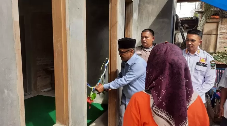 Saat gunting pita oleh Wakil Ketua III Baznas Padang Pariaman, di rumah Amri sekeluarga yang sudah direhab atau buat baru itu.(Trisnaldi).