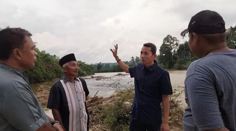 Anggota DPRD Sumbar Ali Muda Tinjau Infrastruktur di Ranah Batahan, Warga Harapkan Pembangunan Jembatan