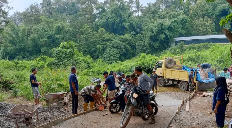 Anggota Kodim 0310/SS  Serka Nefrizon Goro Bersama warga MKD Bangun Jalan