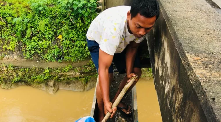 Antusias Masyarakat Jorong Tanjung Ampalu Gotong Royong Membersihkan Jembatan