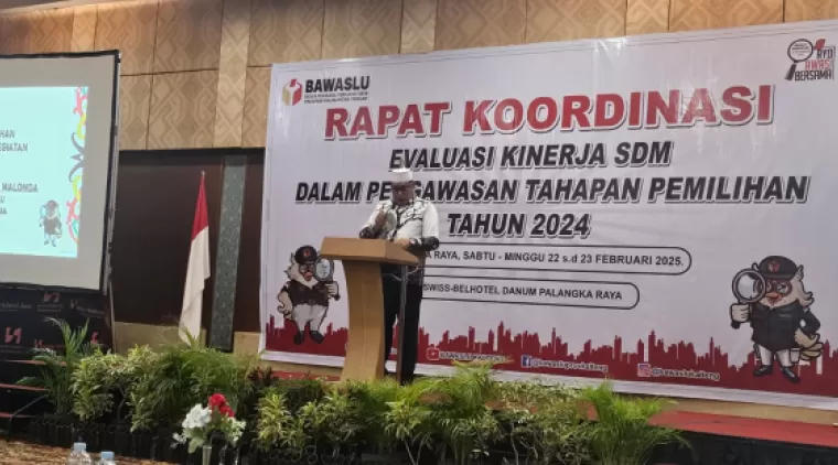 Badan Kesbangpol Kalteng Bahas Evaluasi Pengawasan Pemilu 2024 dan Terima Penghargaan dari Bawaslu