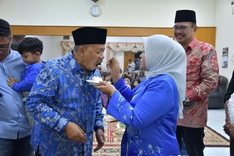 Bupati Agam, Dr. H. Andri Warman, merayakan hari ulang tahunnya yang ke-62 bersama anak asuh dan keluarga besar