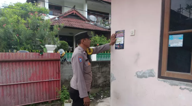 Cegah Curanmor, Polsek Denpasar Barat Pasang Stiker Imbauan di berbagai Tempat Kos