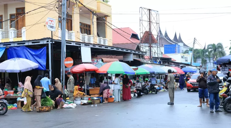 Penertiban PKL di sekitar Pasar Rakyat Pariaman.