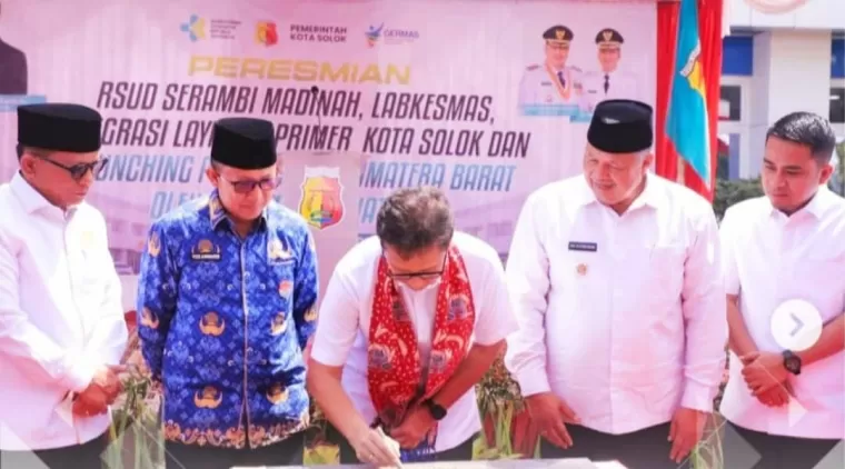 Menkes Budi Gunadi Sadikin (tengah) didampingi Wako Zul Elfian Umar (2 kanan) Wawako Ramadhani KP (kanan) dan Pejabat lainnya, diacara peresmian RSUD Serambi Madinah Kota Solok.