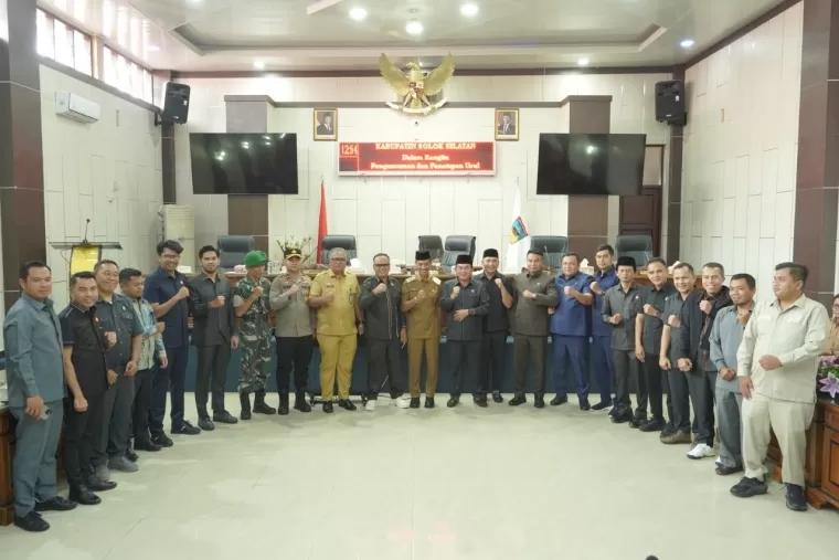 Foto Bersama Eksekutive dan Legislativ Usai Sidang Parpurna