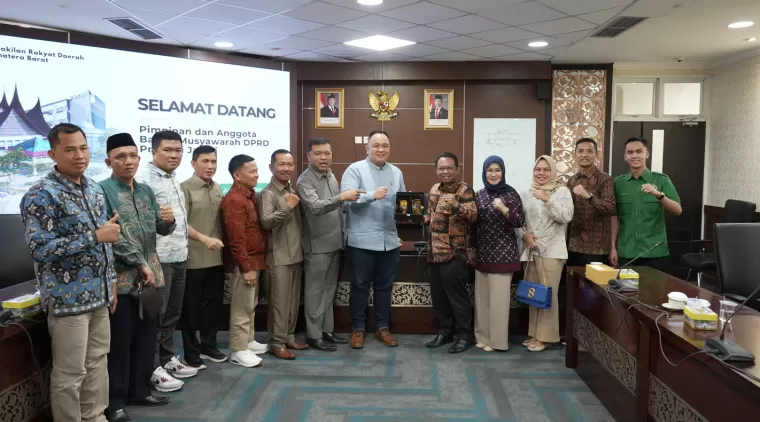 DPRD Sumbar Terima Kunjungan Studi Banding Bamus DPRD Jambi, Bahas Optimalisasi Peran Kedewanan